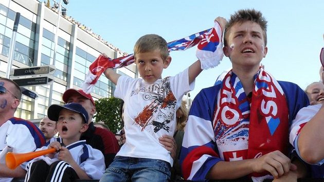 Slovenští fanoušci sledovali zápas s Českem v Bratislavě na velkoplošné obrazovce na náměstí.