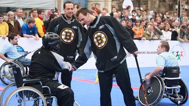 Hokejisté Bostonu Marco Sturm (vlevo) a David Krejčí se svými soupeři z Jedličkova ústavu