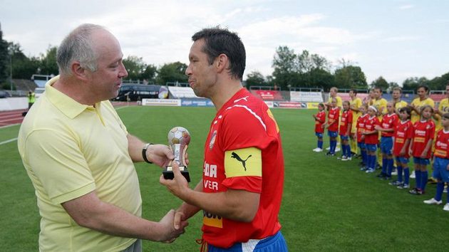 Sportovní novinář Práva Karel Felt (vlevo) předává kapitánovi Plzně Pavlu Horváthovi cenu deníku Právo.