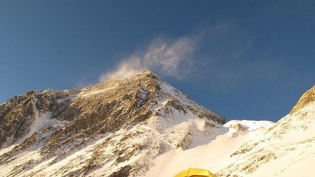 Vrchol Mount Everestu v krásném počasí. Pohled ze západní kotliny (West Cwm), vpravo nad stanem Jižní sedlo.