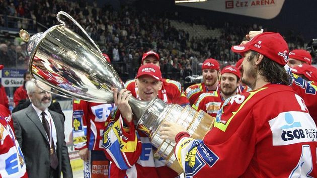 Brankář Pardubic Dominik Hašek (uprostřed) slaví se spoluhráči zisk mistrovského poháru.
