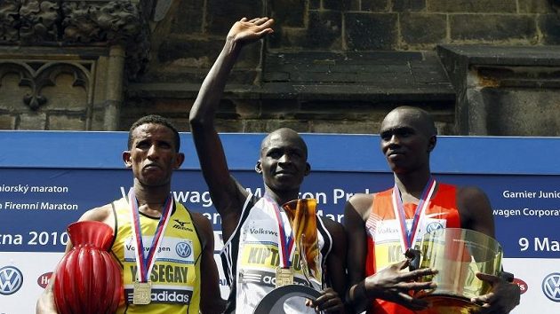 Keňan Eliud Kiptanui (uprostřed) se v Praze zařadil do světové maratónské elity. Při vyhlášení vítězů mu asistovali druhý Etiopec Tsegay (vlevo) a třetí Keňan Koech.