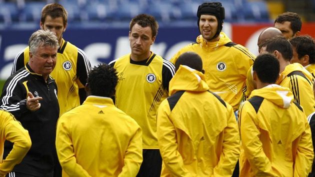 Trenér Guus Hiddink (vlevo) sice působí v ruské Machačkale, ale Abramovič by ho rád viděl zase zptáky v Chelsea.
