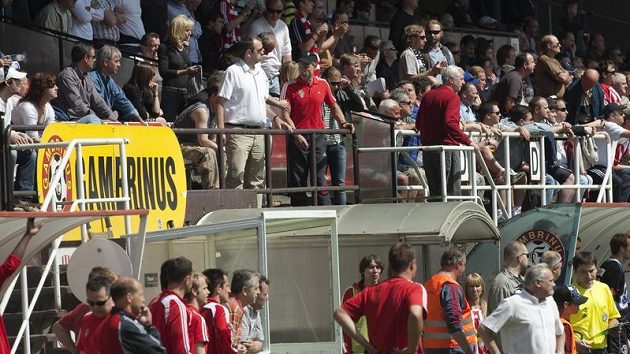 Žižkovský trenér Ščasný (v čepičce) na tribuně během utkání s Kladnem.