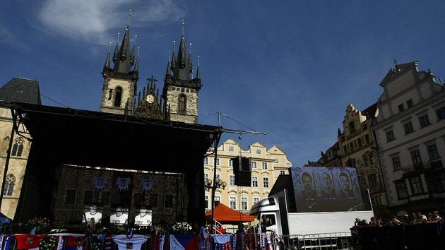 Pietní akt na Staroměstském náměstí, kam se přišli lidé rozloučit se zesnulými českými hokejisty.