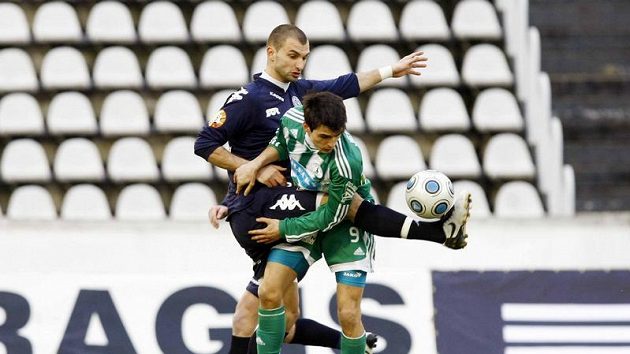 Tomáš Košút ze Slovácka (vlevo) v souboji o míč s Jiřím Jeslínkem z Bohemians Praha.