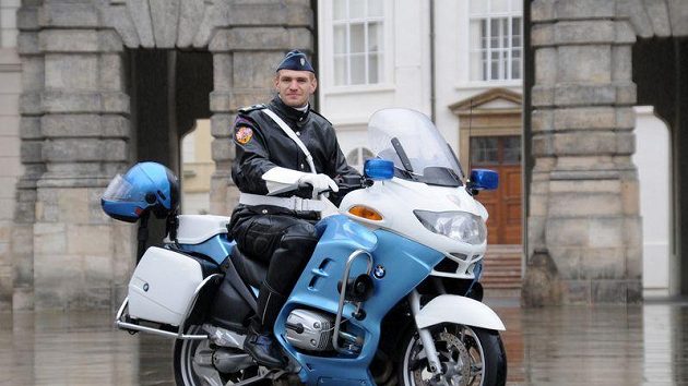Veslař Ondřej Synek jako člen motorizované jednotky Hradní stráže.