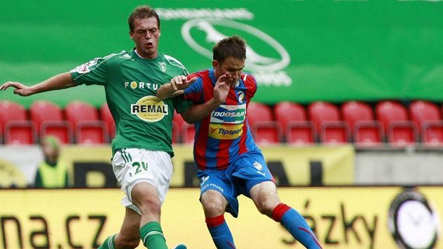 Tomáš Borek z Bohemians 1905 (vlevo) se snaží připravit o míč Marka Bakoše z Plzně.
