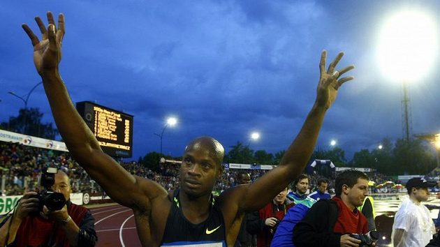 Jamajský sprinter Asafa Powell se raduje z víězství na trati 100 metrů na mítinku Zlatá tretra v Ostravě.