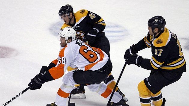 Jaromír Jágr mezi Davidem Krejčím a Milanem Lucicem při utkání Philadelphie v Bostonu.