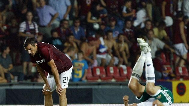 Zklamaný sparťan Erich Brabech (vlevo) a jeden z radujících se fotbalistů Vaslui, který oslavuje postup do Evropské ligy.