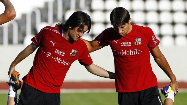Dva nejzkušenější hráči Tomáš Rosický (vlevo) a Milan Baroš na tréninku české reprezentace.
