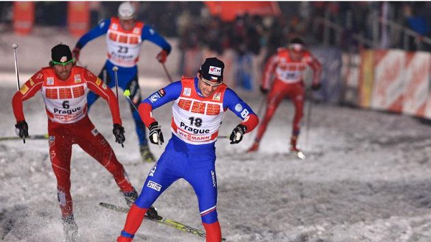 Lyžař Dušan Kožíšek (vpředu) během semifinálového sprintu Tour de Ski v Praze na Strahově