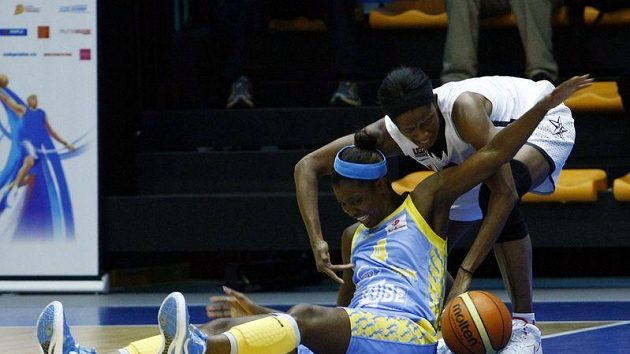 Delisha Miltonová-Jonesová z USK Praha (na zemi) v souboji s Cashovou z reprezentace USA.