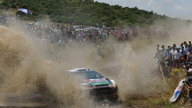 Diváci u tratě při Rallye Akropolis.