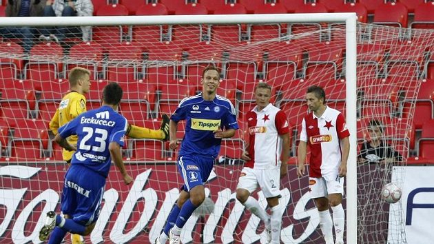 Fotbalisté Olomouce Tomáš Janotka (zády) a Jakub Petr se radují z gólu proti Slavii.