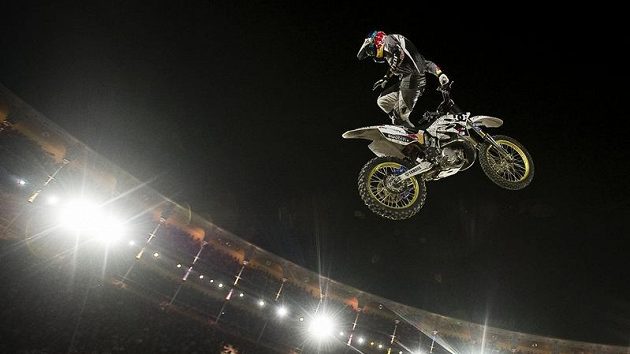 Robbie Maddison točí trik Volt Body Varial v býčí aréně Las Ventas v Madridu.