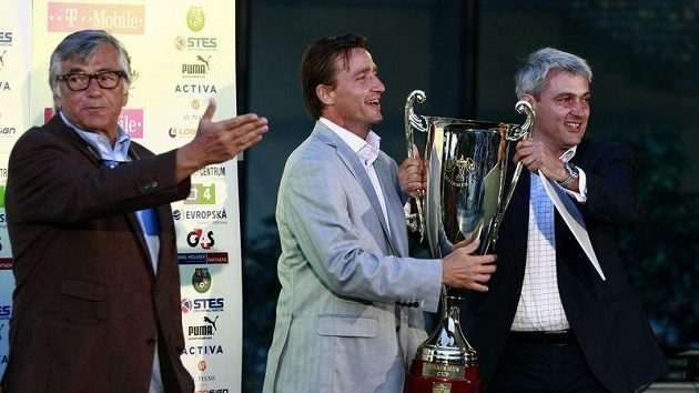 Jiří Bartoška (vlevo) asistuje u předání Chairmen Cupu, který kapitán fotbalistů Vladimír Šmicer (uprostřed) přebírá od Davida Duška, šéfa společnosti STES.