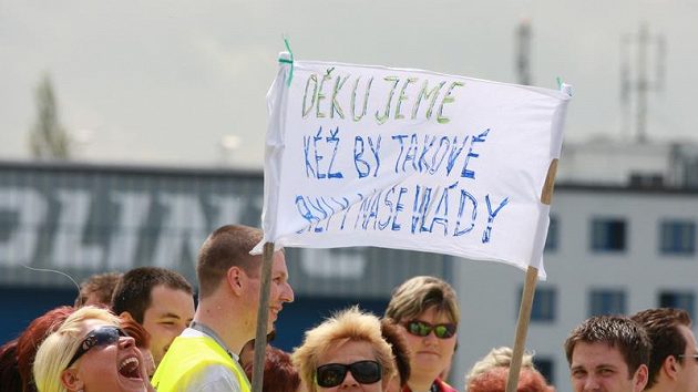 Pracovníci pražského letiště čekají na přílet českých hokejistů z mistrovství světa