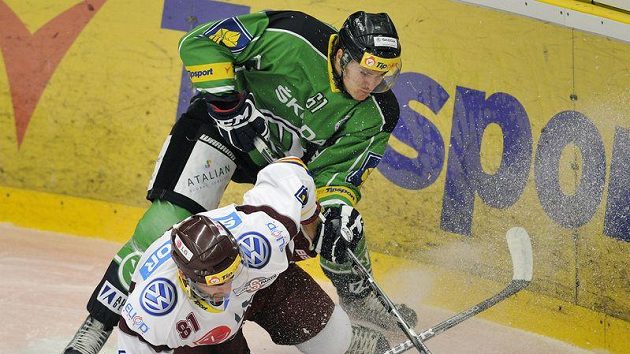 David Stieler (vpravo) z Mladé Boleslavi a Adam Lapšanský ze Sparty Praha bojují u mantinelu v předehrávce 11. kola extraligy.