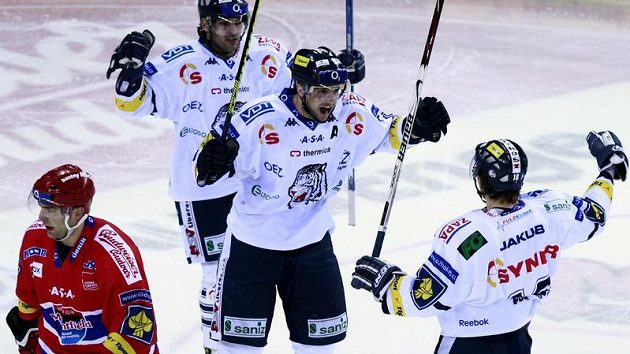 Hokejisté Liberce se radují po brance do sítě Českých Budějovic v předkole play-off.