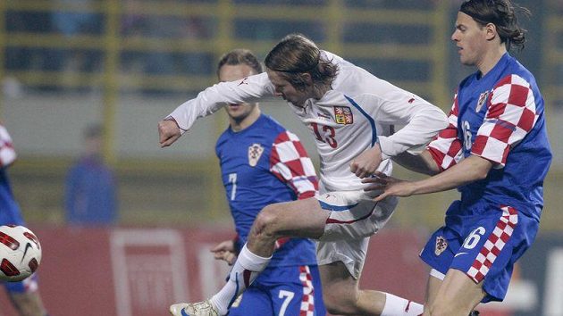 Jaroslav Plašil (v bílém) se snaží prosadit mezi dvojicí chorvatských fotbalistů.