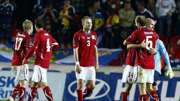 Roman Hubník (vpravo) oslavuje se spoluhráči vstřelený gól v kvalifikačním duelu se Skotskem.