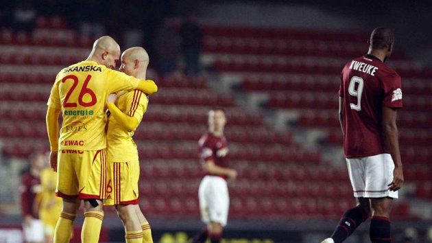 Fotbalisté Dukly David Mikula (vlevo) a Pavel Hašek se radují z remízy na Spartě.