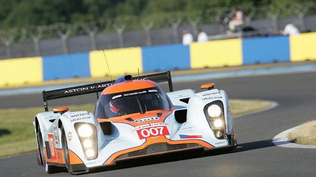 Prototyp Aston Martin posádky Charouz, Enge, Mücke během závodu 24 hodin Le Mans