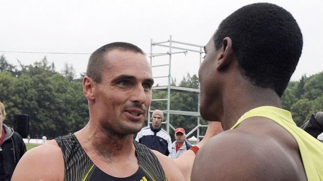 Desetibojař Roman Šebrle (vlevo) se zdraví s vítězem kladenského mítinku Maurice Smithem.