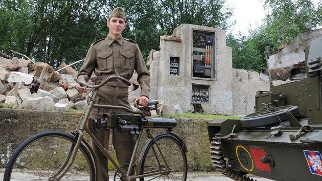 Biker Jaroslav Kulhavý coby příslušník prvorepublikové cyklistické jednotky.