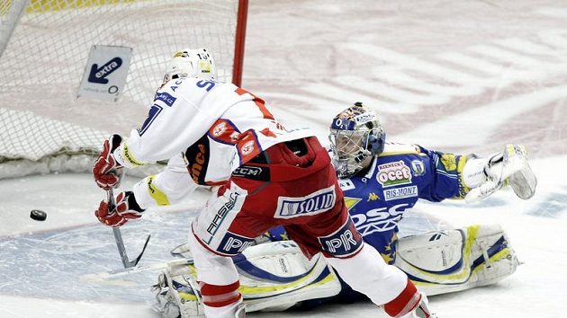 Vladimír Roth překonává zlínského gólmana Jakuba Sedláčka a rozhoduje o vítězství Slavie ve třetím utkání čtvrtfinále play-off.
