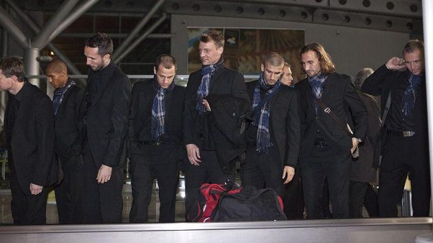 Čeští fotbalisté čekají na zavazadla po příletu do Podgorici.