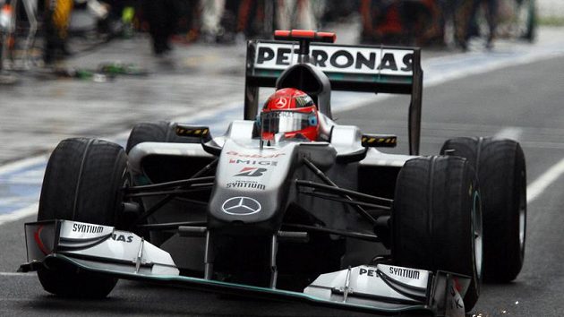 S poškozeným předním křídlem zajíždí Michael Schumacher v prvním kole Velké ceny Austrálie do boxů. Když se vrátil na trať, zařadil se v poli jezdců kroužících za safety carem na poslední místo.