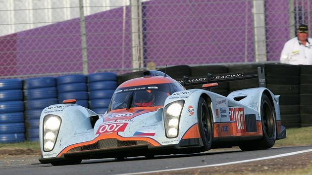 Prototyp Aston Martin posádky Charouz, Enge, Mücke během závodu 24 hodin Le Mans