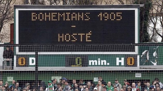 Plné tribuny byly v Ďolíčku zvědavé na prestižní souboj s "hosty", ale ti se na trávníku nakonec neobjevili.