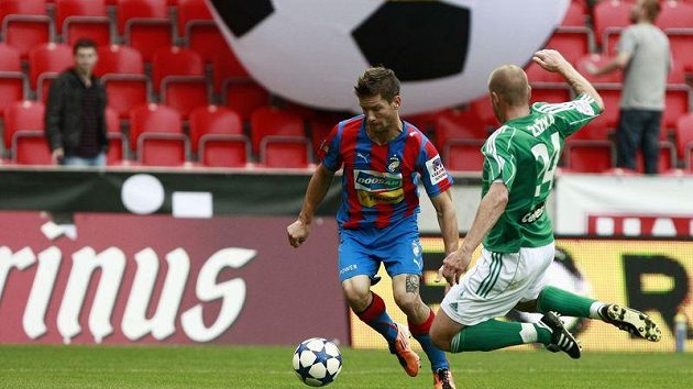 Obránce Bohemians 1905 Michael Žižka (vpravo) se snaží zastavit Martina Filla z Plzně.