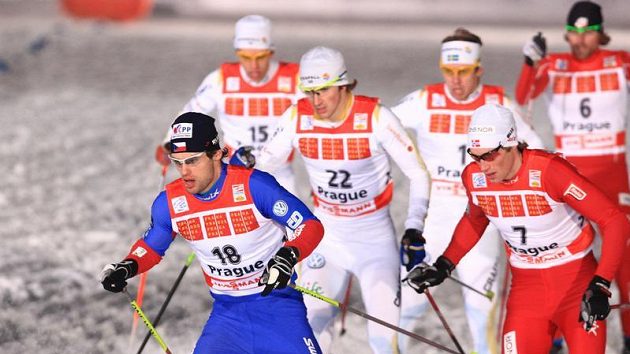 Dušan Kožíšek (vpředu) během finálové jízdy sprintu Tour de Ski v Praze na Strahově