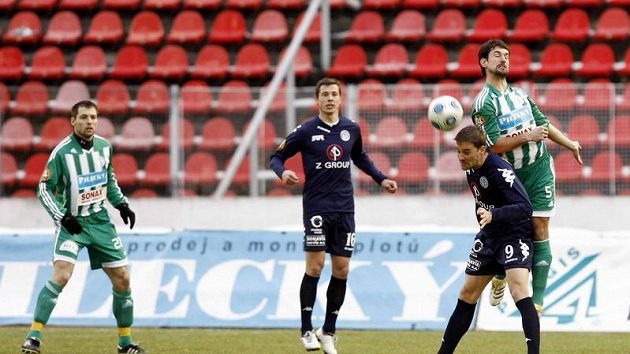 Útočníka Slovácka Petra Švancaru (druhý zprava) brání Jan Flachbart z Bohemians Praha.