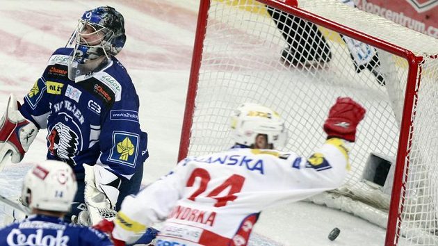 Michal Vondrka ze Slavie (vpravo) se raduje z branky, kterou vstřelil plzneňskému brankáři Tomáši Pöpperlemu (vlevo).