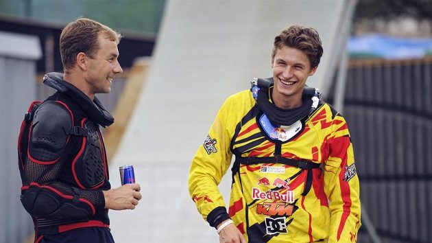Freestylový motocyklista Petr Pilát (vpravo) a pilot Martin Šonka po tandemovém skoku na motorce.