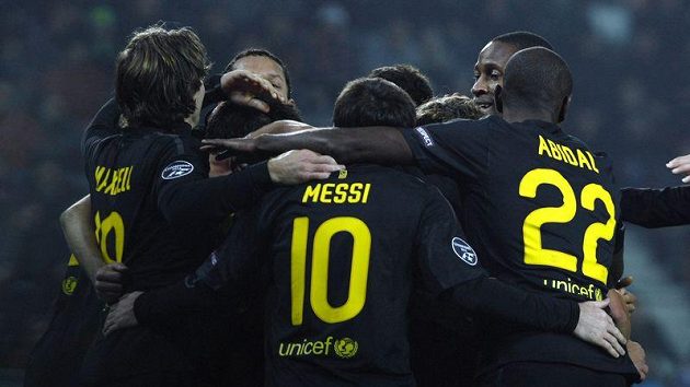 Fotbalisté Barcelony oslavují jednu z branek vstřelených Plzni v pražském Edenu.