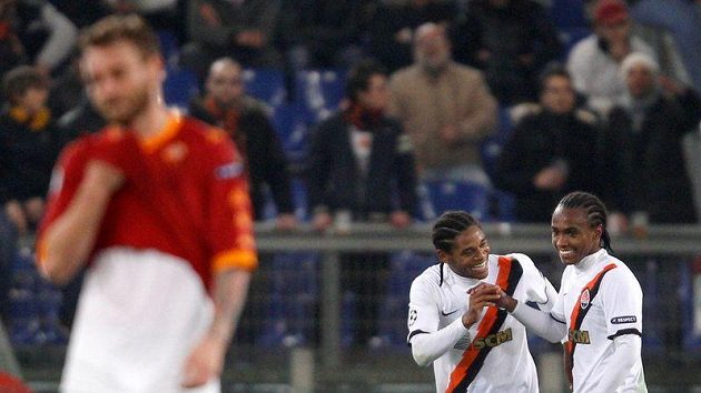 Willian (vpravo) a Luiz Adriano z Šachtaru Doněck oslavují branku proti AS Řím
