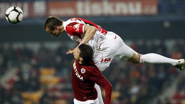 Libor Sionko ze Sparty (vlevo) bojuje o míč s Milanem Kopicem ze Slavie v odvetě čtvtfinále Ondrášovka Cupu.