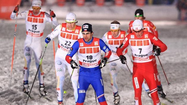 Lyžař Dušan Kožíšek (vpředu) během finálového sprintu Tour de Ski v Praze na Strahově