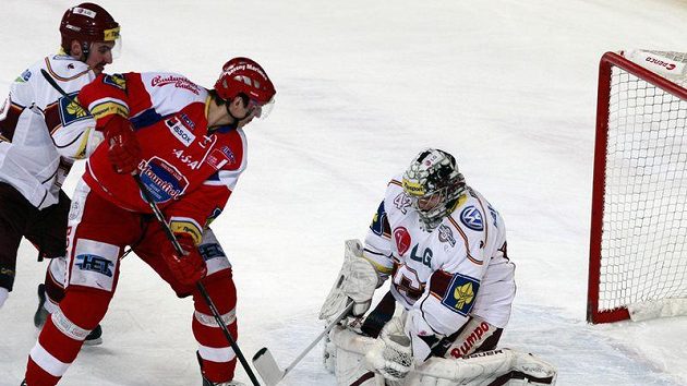 Budějovický forvard Michal Mikeska (v červeném) se snaží překonat brankáře Sparty Tomáše Pöpperleho.