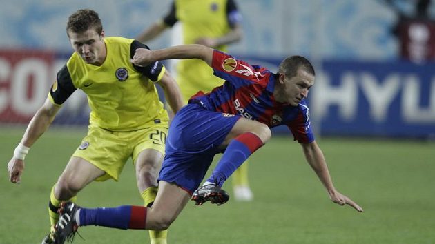 Juraj Kucka ze Sparty (vlevo) se snaží zastavit Pavla Mamajeva z CSKA Moskva.