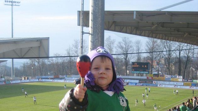 Vanda Lafatová fandí tátovi na jablonecké Střelnici.
