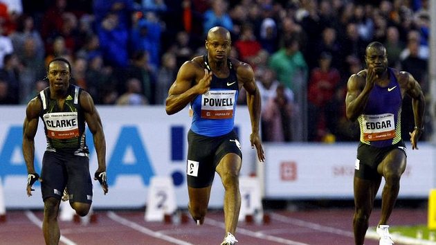 Jamajský sprinter Asafa Powell (uprostřed) na trati 100 metrů na mítinku Zlatá tretra v Ostravě.
