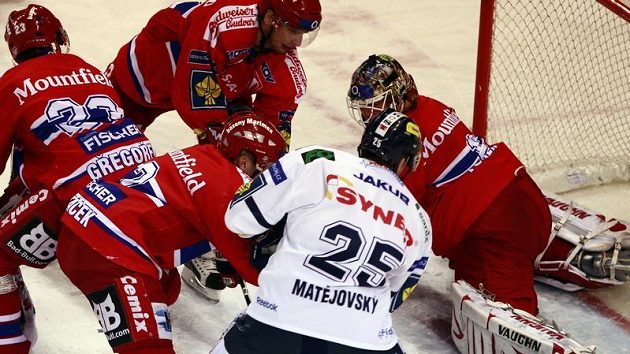 Liberecký Radek Matějovský (vpravo) se snaží překonat českobudějovického gólmana Romana Turka.
